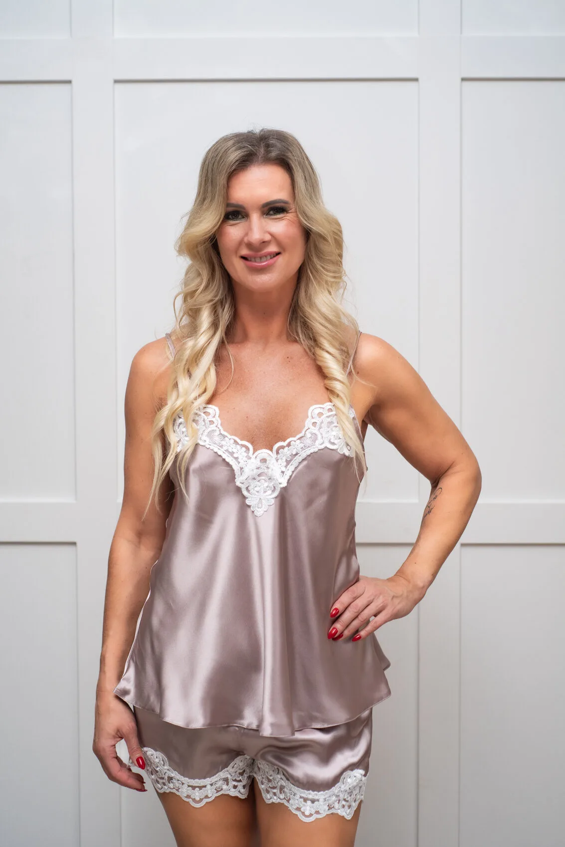 Sieviešu naktsveļa, elegants un divdaļīgs satīna komplekts.